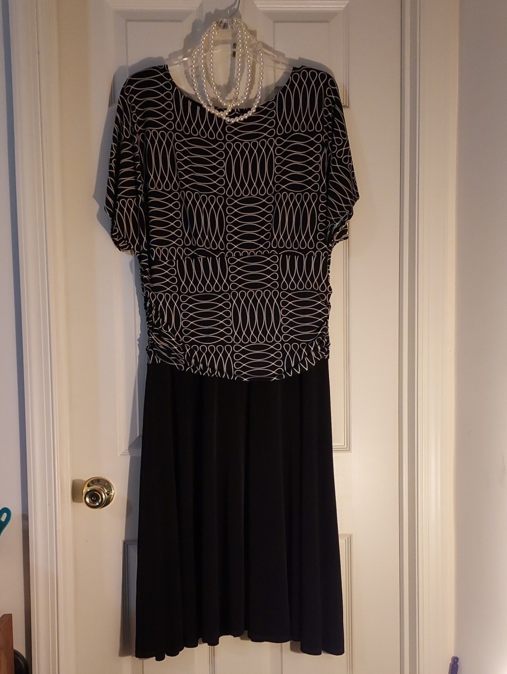 Enfocus Studio Black and White Graphic Top.  Dress For Work Or Evening.